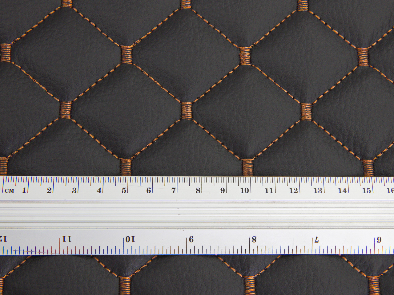 Кожзам стёганый черный «Ромб» (прошитый коричневой нитью) дублированный синтепоном и флизелином, ширина 1,35м детальная фотка