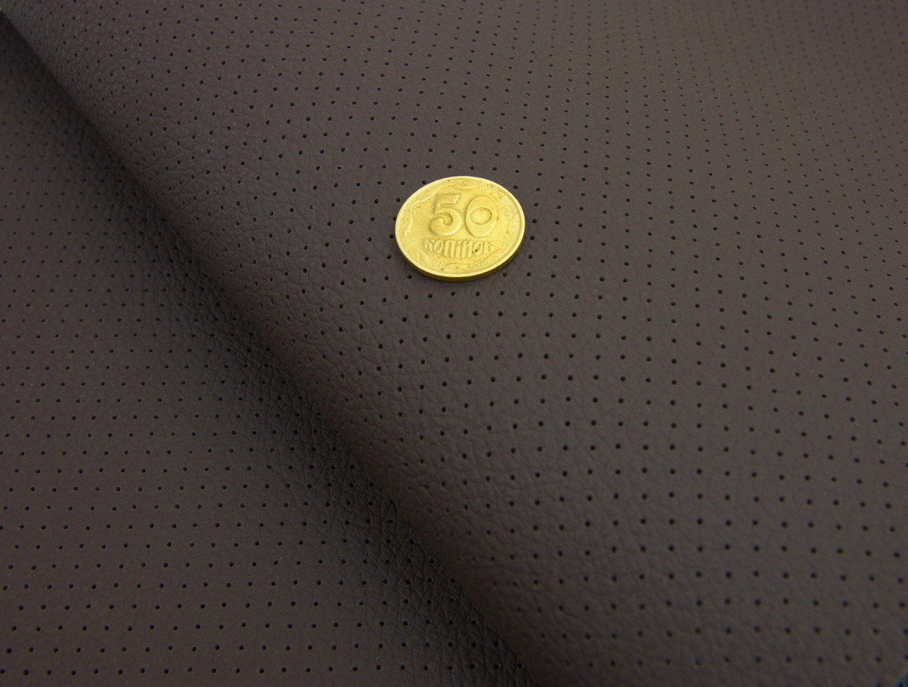 Автомобільний шкірзам перфорований 9164p, колір кавовий, матовий, на тканинній основі (ширина 1,37м) Туреччина детальна фотка