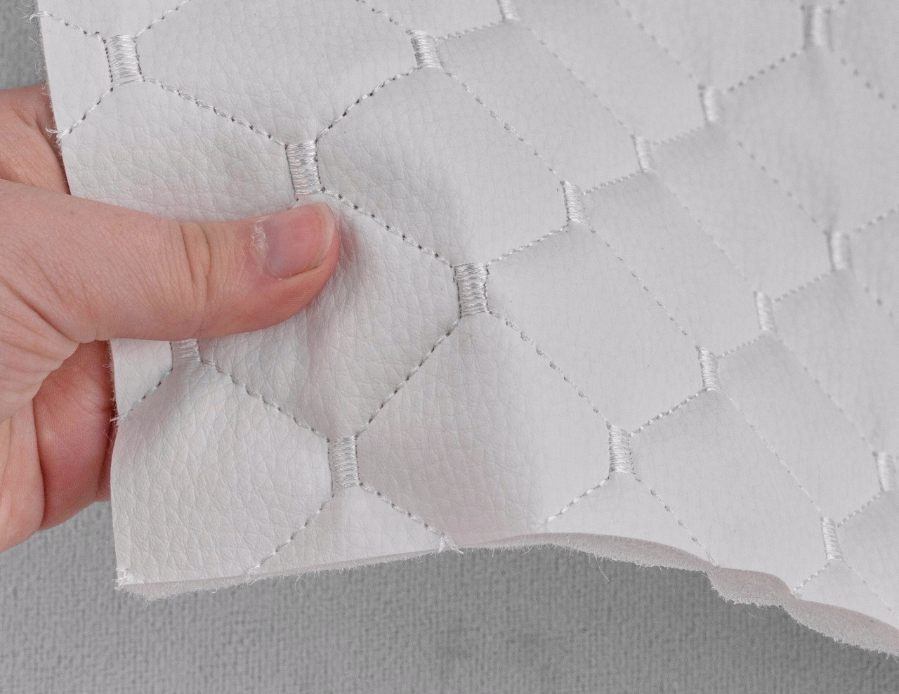 Кожзам стёганый белый «Ромб» (прошитый белой нитью) дублирован синтепоном и флизелином, ширина 1,35м детальная фотка