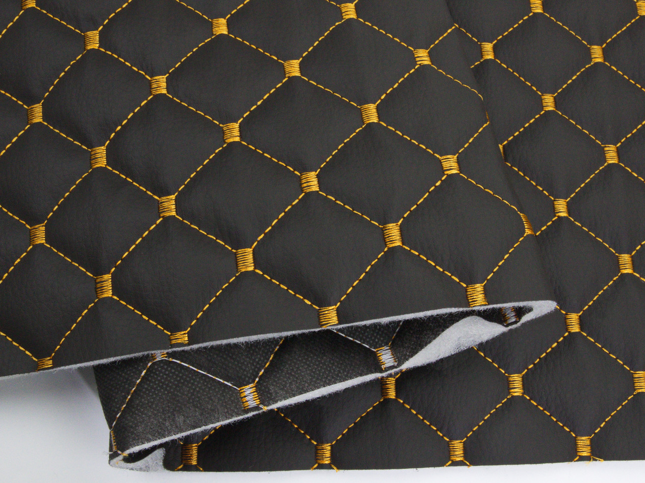 Кожзам стёганый чёрный «Ромб» (прошитый тёмно-золотой нитью) дублированный синтепоном и флизелином, ширина 1,35м детальная фотка