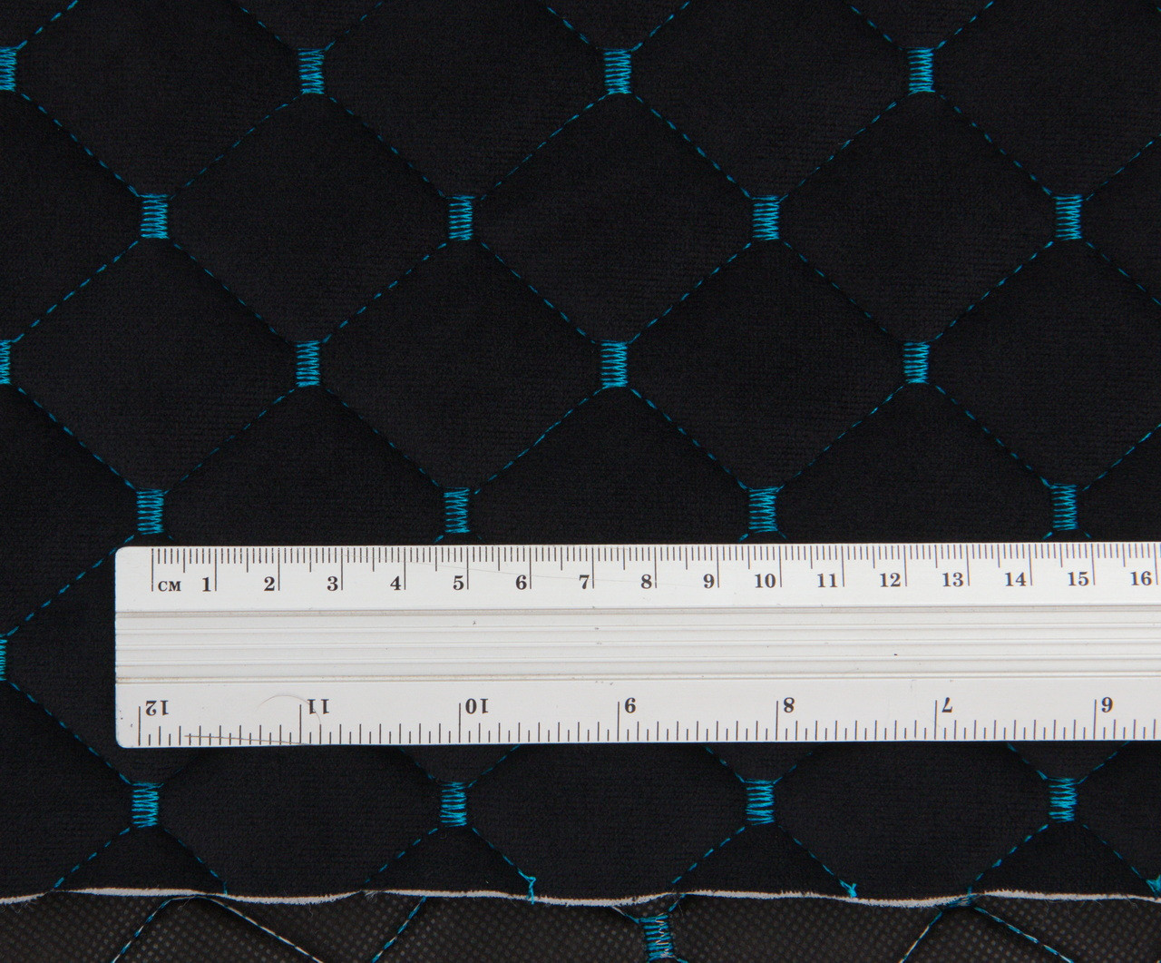 Велюр стеганый «Ромб черный» (прошитый бирюзовой нитью) на поролоне 7мм и флизелине, ширина 135см детальная фотка