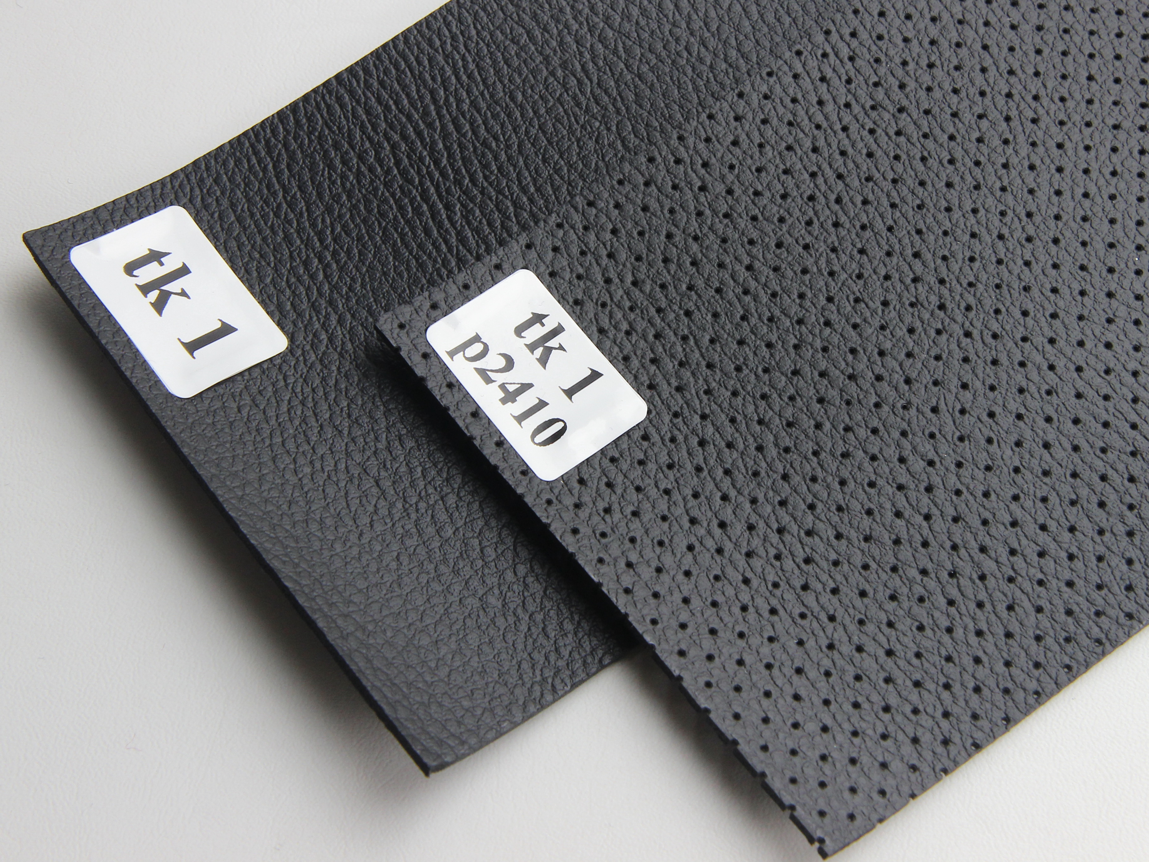 Термовініл перфорований чорний для перетяжки керма, дверних карт, панелей, на каучуковій основі (tk1-p2410) детальна фотка