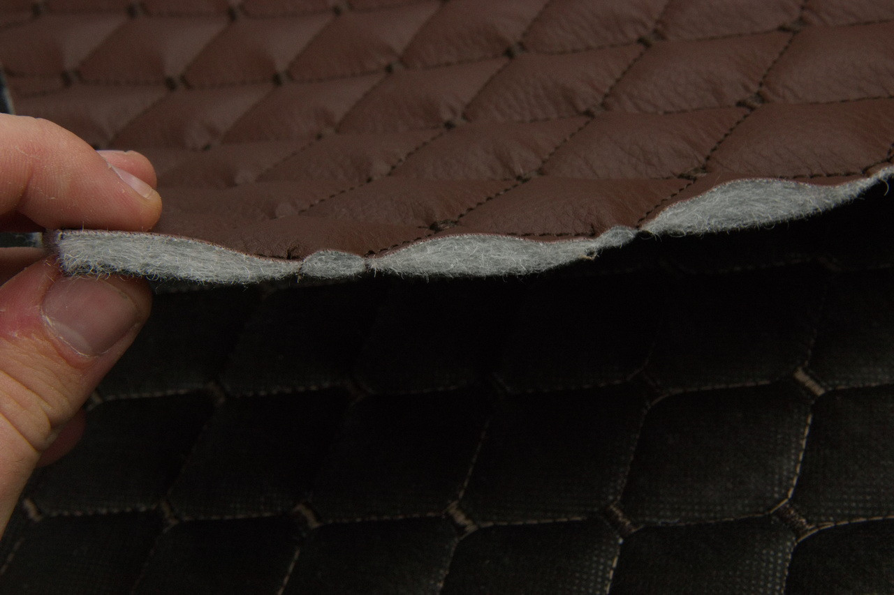 Кожзам стёганый коричневый «Ромб» (прошитый темно-коричневой нитью) дублированный синтепоном и флизелином, ширина 1,35м детальная фотка