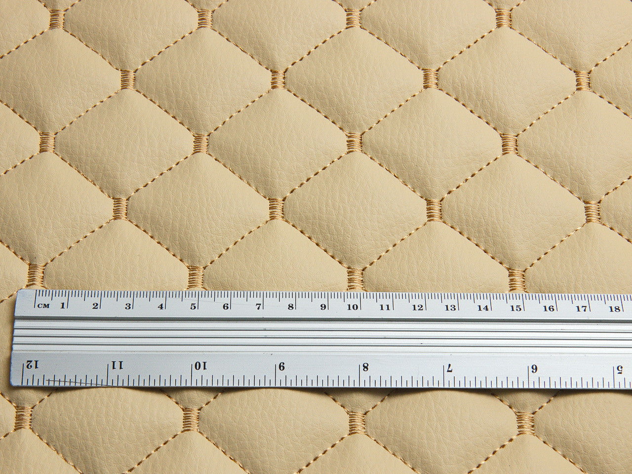 Кожзам стёганый бежевый «Ромб» (прошитый бежевой нитью) дублированный синтепоном и флизелином, ширина 1,35м детальная фотка