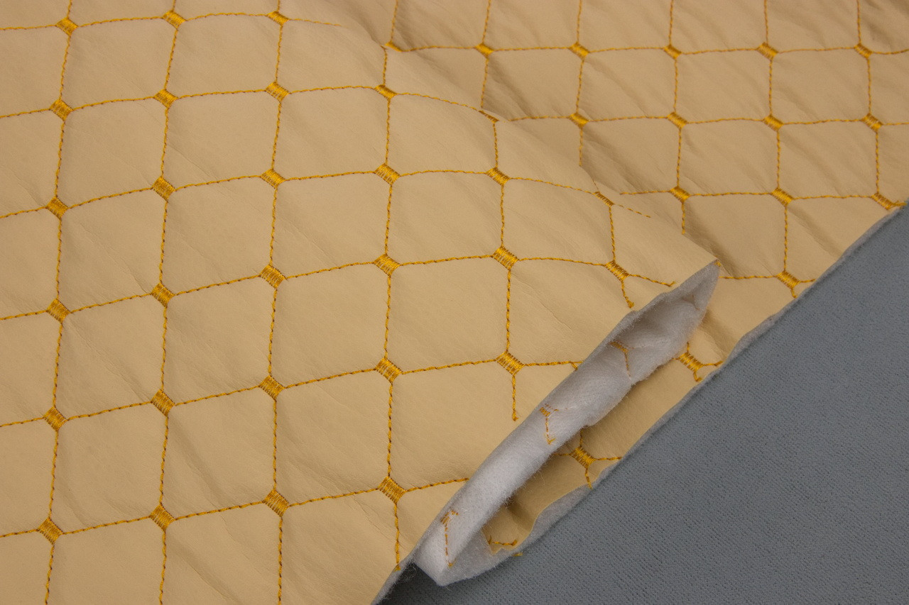 Кожзам стёганый бежевый «Ромб» (прошитый тёмно-золотой нитью) дублированный синтепоном и флизелином, ширина 1,35м детальная фотка