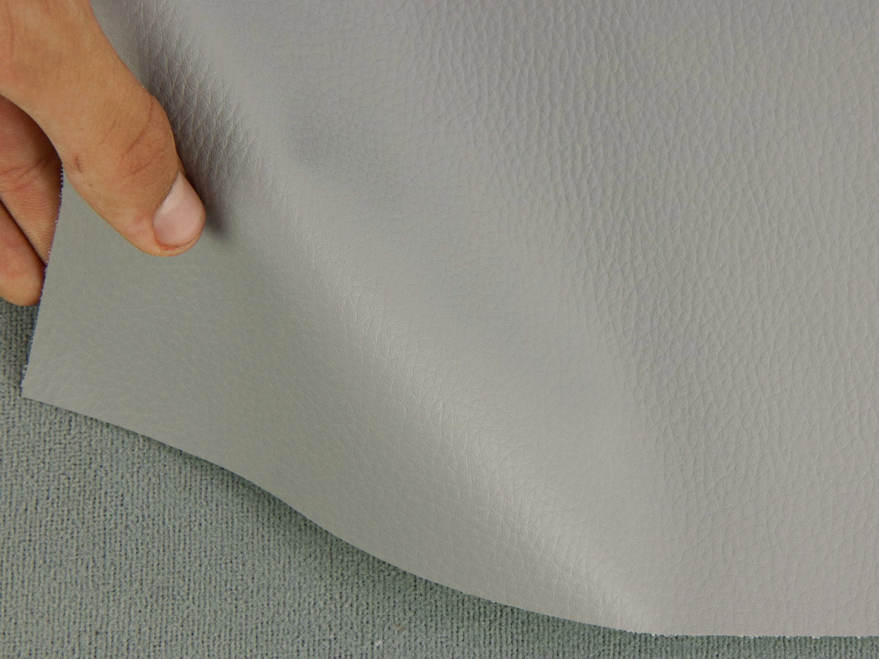 Кожвинил "C-031" мебельный светло-серый, на бюджетной подложке, для перетяжки мягкого уголка, дивана, стульев, ширина 1.39м детальная фотка