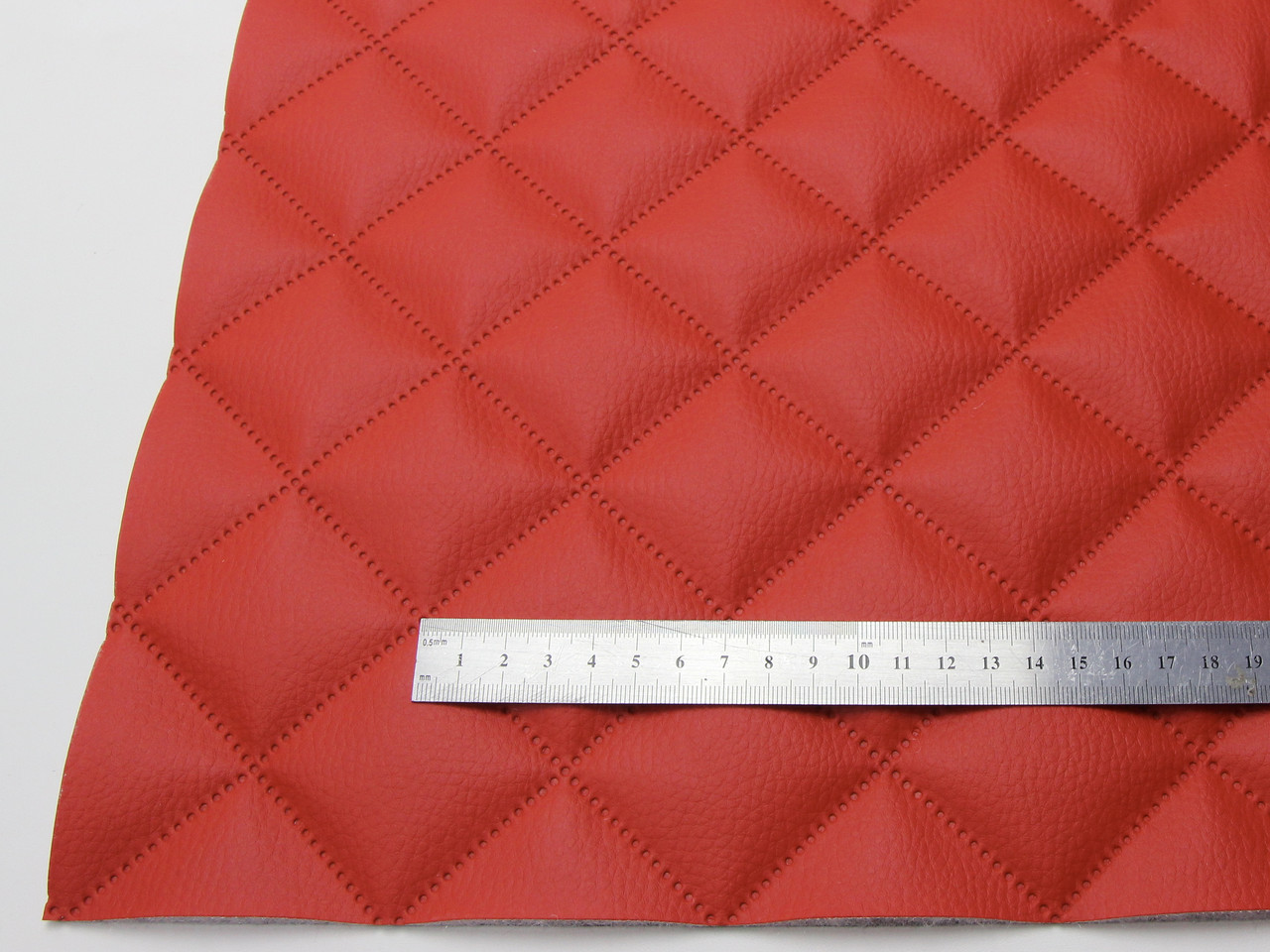 Кожзам термостёганый красный "Квадрат 5х5", дублированный синтепоном 3мм и флизелином, ширина 1,40м детальная фотка