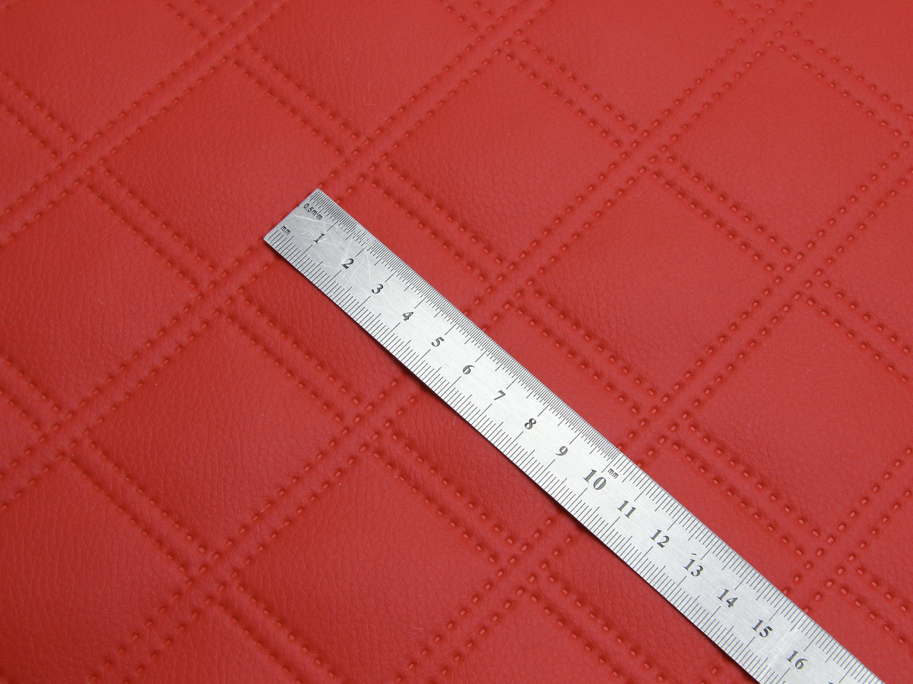 Кожзам термо стёганый красный «Двойна строчка» дублированный синтепоном и флизелином ширина 1,45м Украина детальная фотка