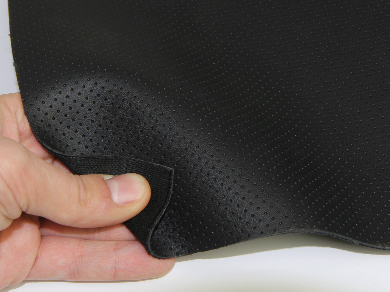 Шкірзам чорний псевдо-перфорований (тиснення під NAPPA) на тканинній основі, товщина 2мм, ширина 1.40м детальна фотка