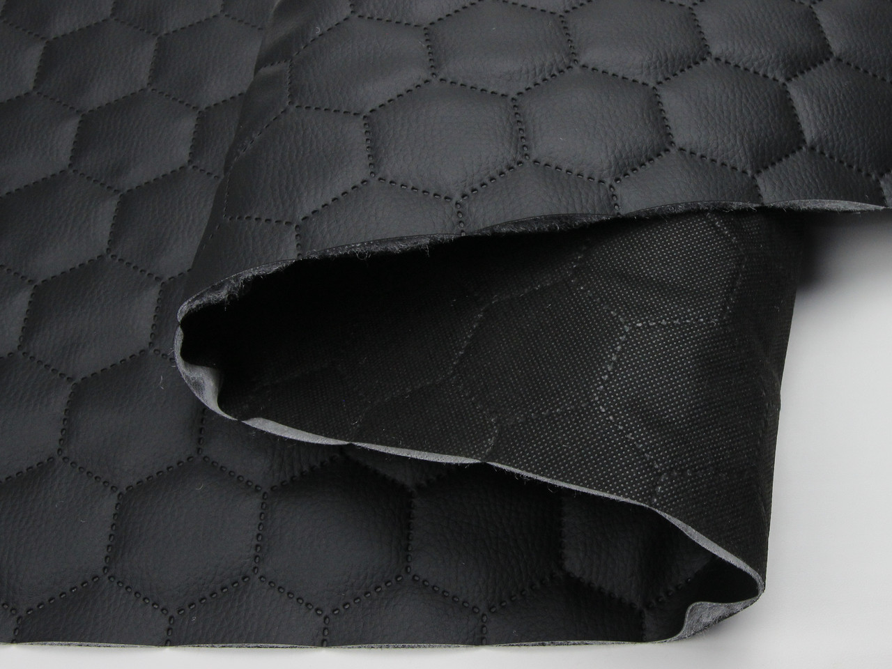 Шкірзам термо стьобаний чорний "Соти" дубльований синтепоном 3 мм і флізеліном, ширина 1,40м детальна фотка