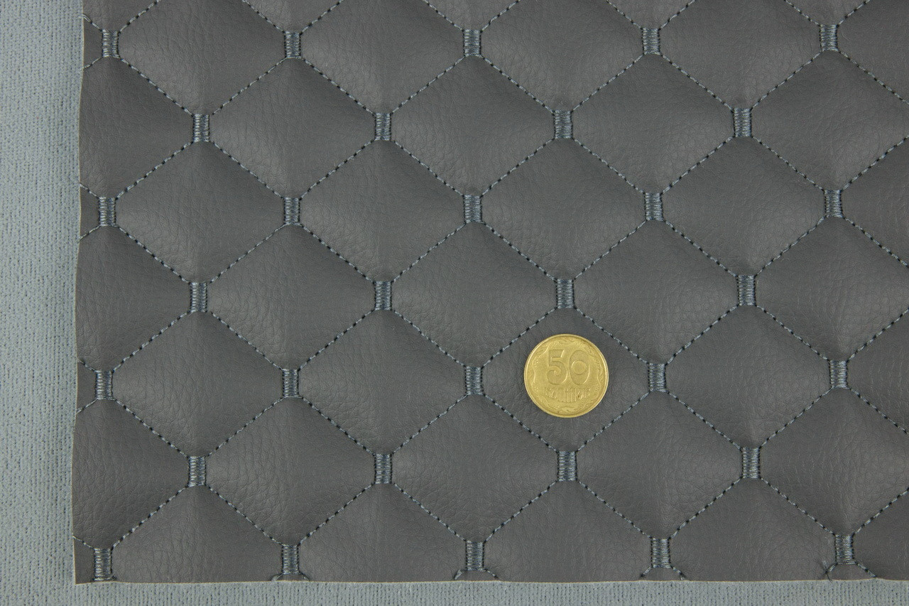 Кожзам стёганый темно-серый «Ромб» (прошитый серой нитью) дублированный синтепоном и флизелином, ширина 1,35м детальная фотка