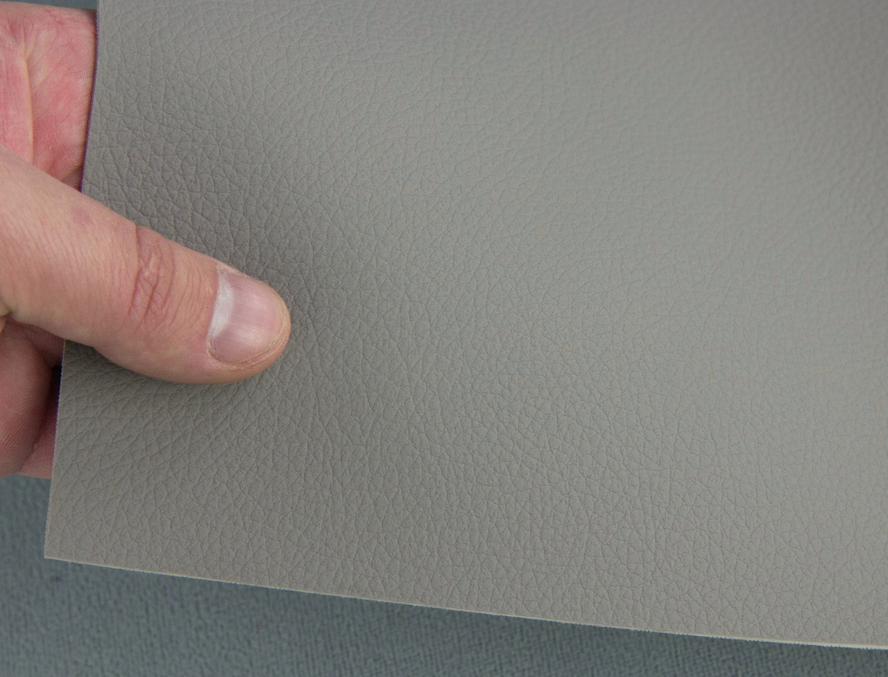 Автомобільний шкірозамінник F30-100, світло-сірий, на тканинній основі, ширина 140см детальна фотка