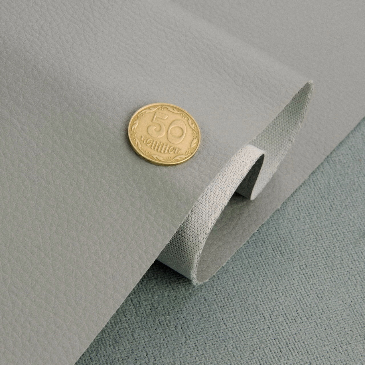 Кожвинил "C-031" мебельный светло-серый, на бюджетной подложке, для перетяжки мягкого уголка, дивана, стульев, ширина 1.39м детальная фотка