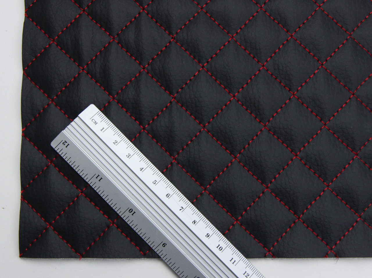Кожзам стеганый черный «маленькой-ромб» прошитый красной нитью дублированный синтепоном и флизелином, ширина 1,35м детальная фотка