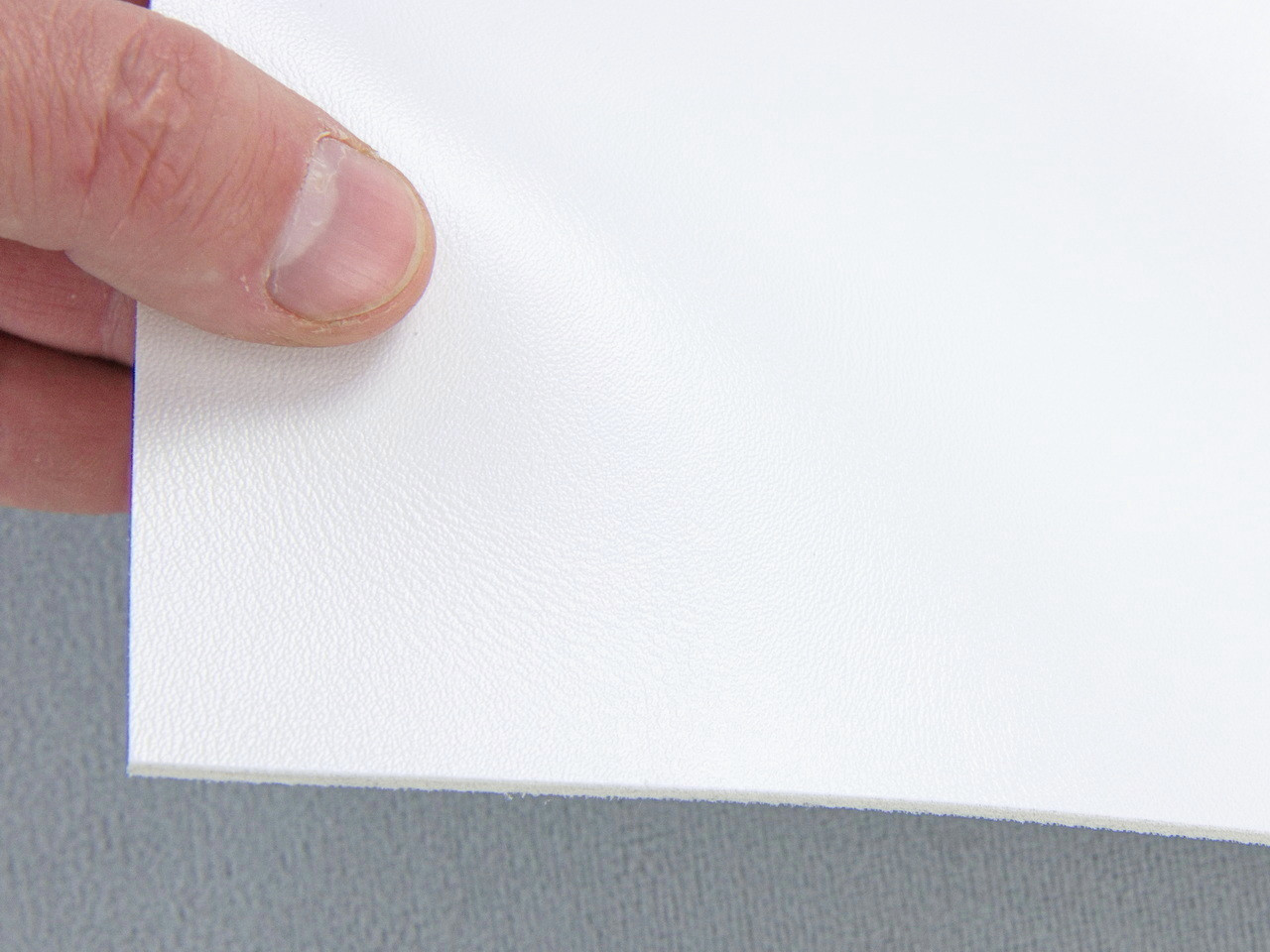 Термовинил белый White для перетяжки руля, дверных карт, стоек на каучуковой основе (tk-12 White) детальная фотка