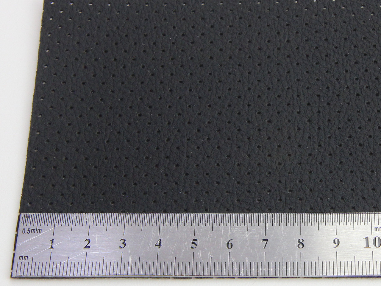 Автомобильный кожзам перфорированный BAVYERA 0705п черный, на тканевой основе (ширина 1,40м) Турция детальная фотка
