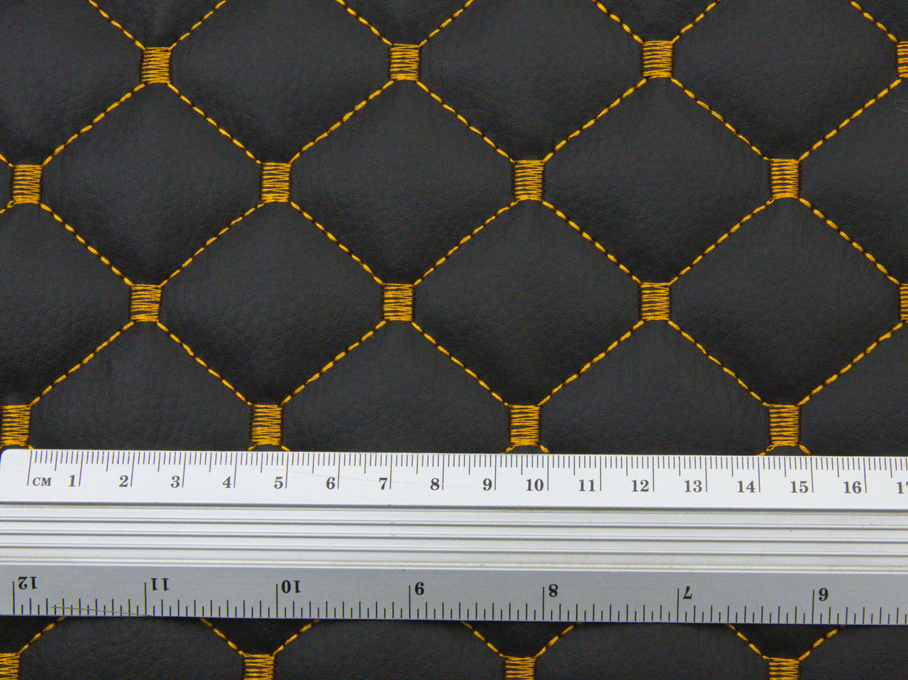 Кожзам стёганый чёрный «Ромб» (прошитый тёмно-золотой нитью) дублированный синтепоном и флизелином, ширина 1,35м детальная фотка