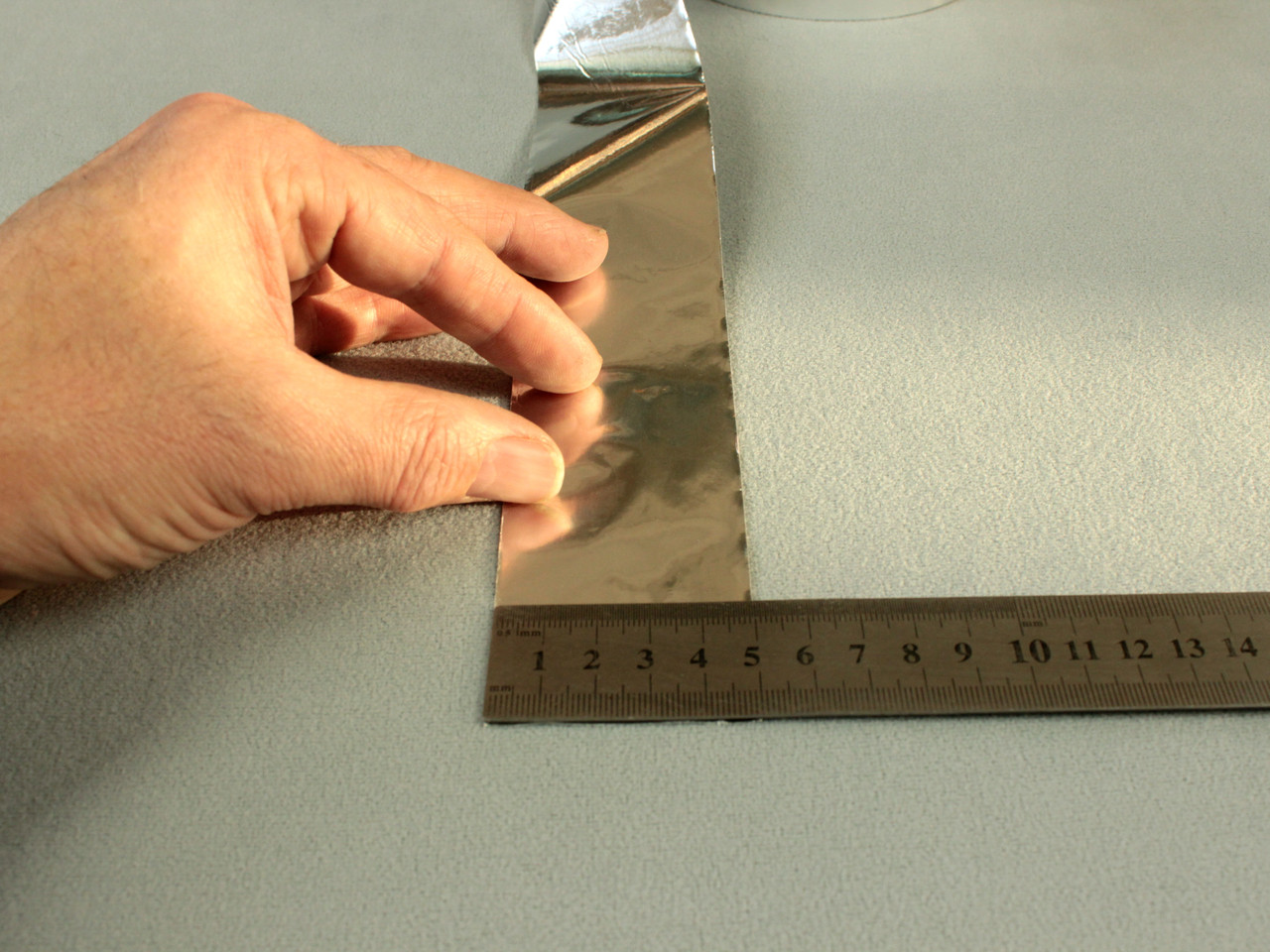 Фольгированная лента для проклейки стыков шумоизоляции 50 мм детальная фотка