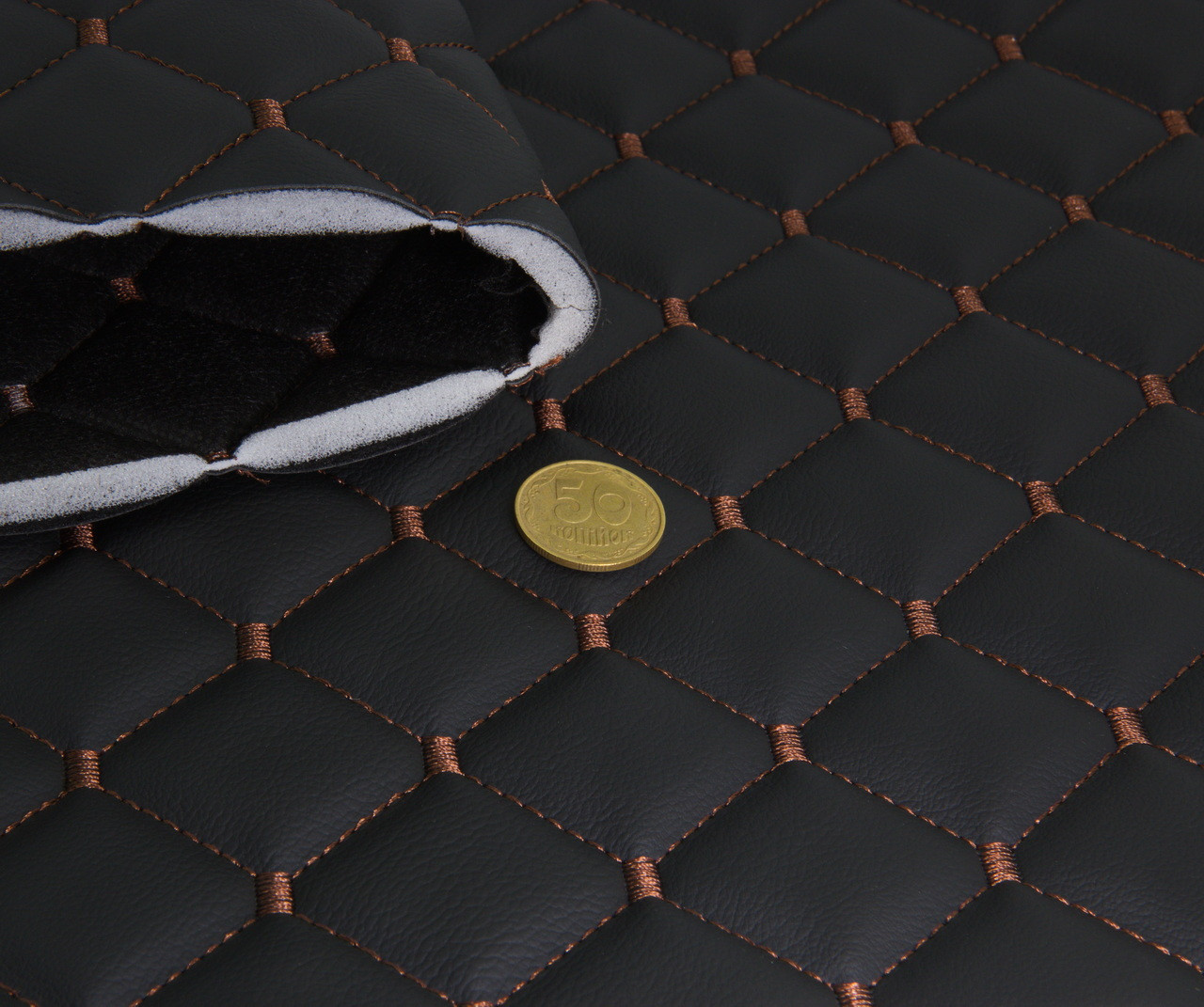Стіганий шкірозамінник Maldive "Ромб чорний" з коричневою ниткою, на поролоні 7мм, флізеліні, ширина 1,35м Туреччина детальна фотка