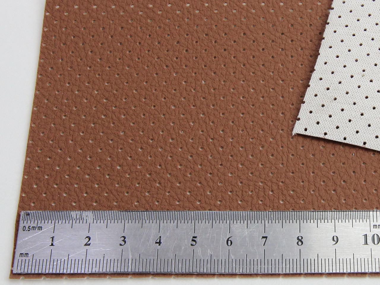 Автомобільний шкірзам перфорований BAVYERA С277п рудий (taba) на тканинній основі (ширина 1,40 м) Туреччина детальна фотка