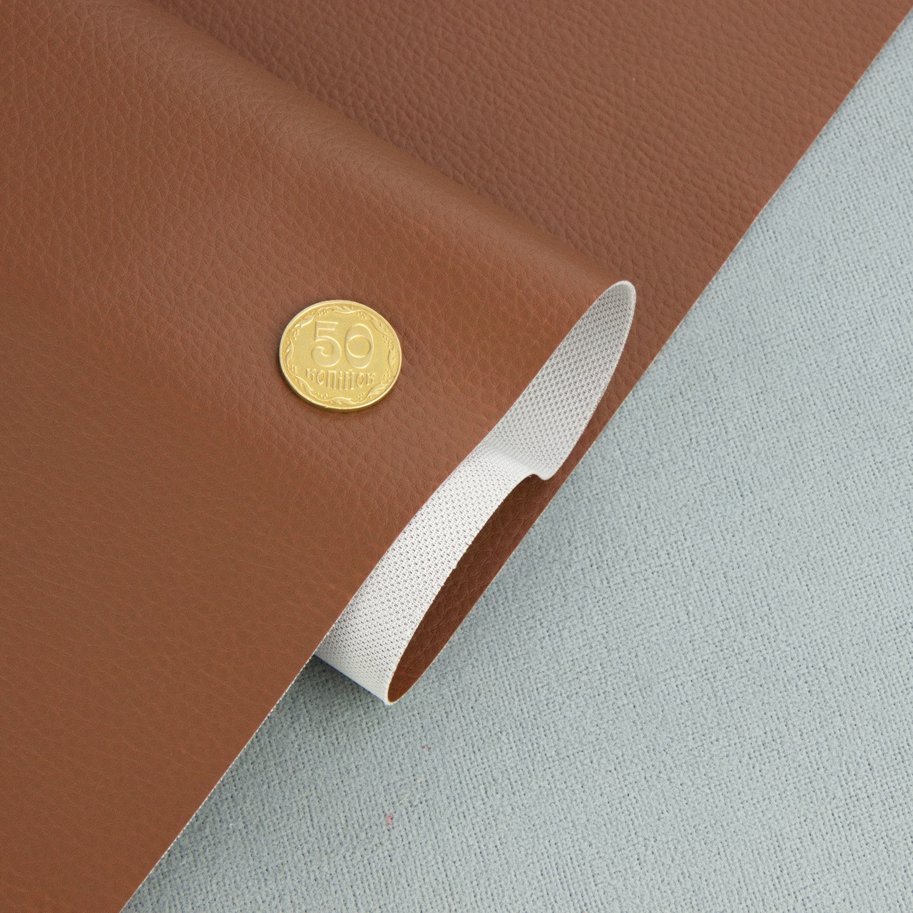 Кожвинил мебельный C-12 коричневый, для перетяжки мягкого уголка, дивана, стульев, ширина 1.39м детальная фотка