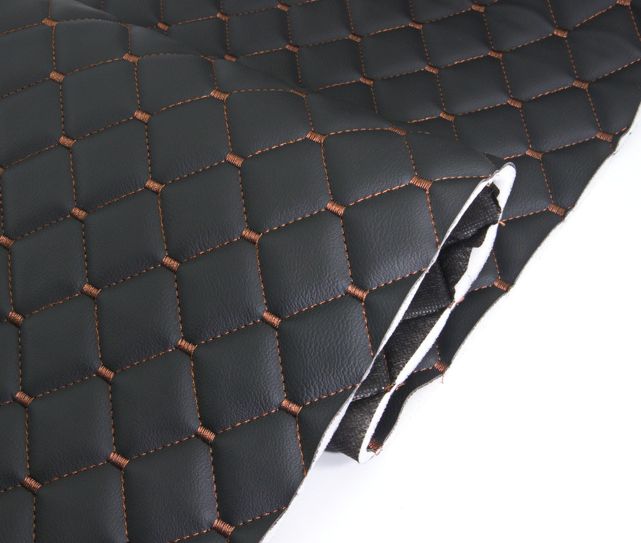 Стеганый кожзам Maldive "Ромб чёрный" с коричневой ниткой, на поролоне 7мм, ширина 1,35м Турция детальная фотка