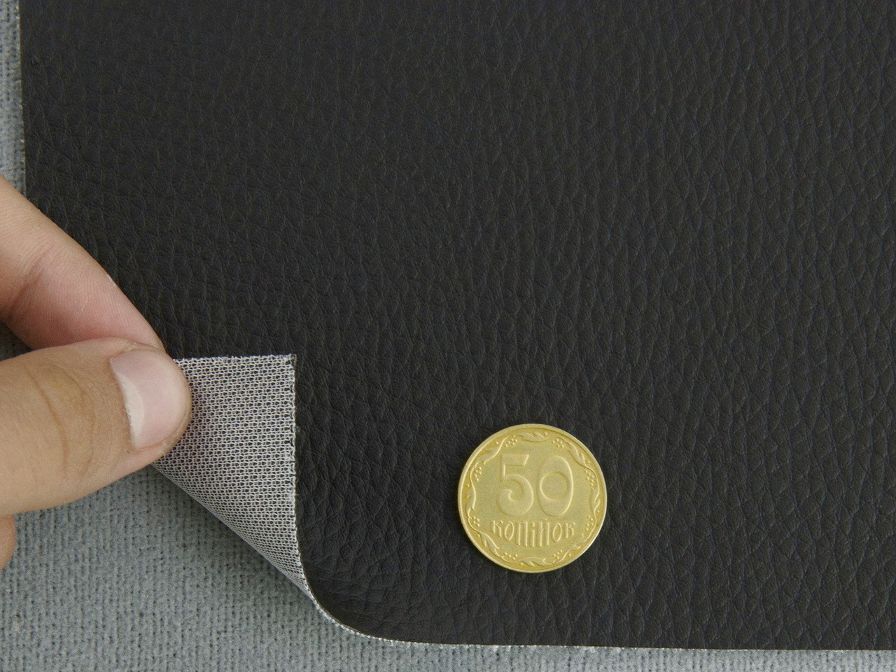 Кожвинил "C-00" мебельный черный, для перетяжки мягкого уголка, дивана, стульев, ширина 1.39м детальная фотка