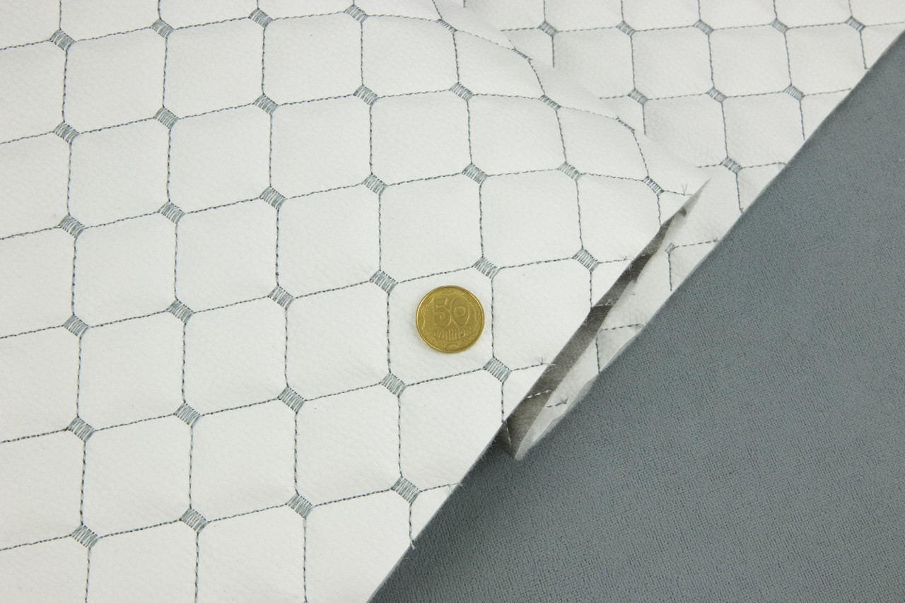 Кожзам стёганый белый «Ромб» (прошитый серой нитью) дублированный синтепоном и флизелином, ширина 1,35м детальная фотка