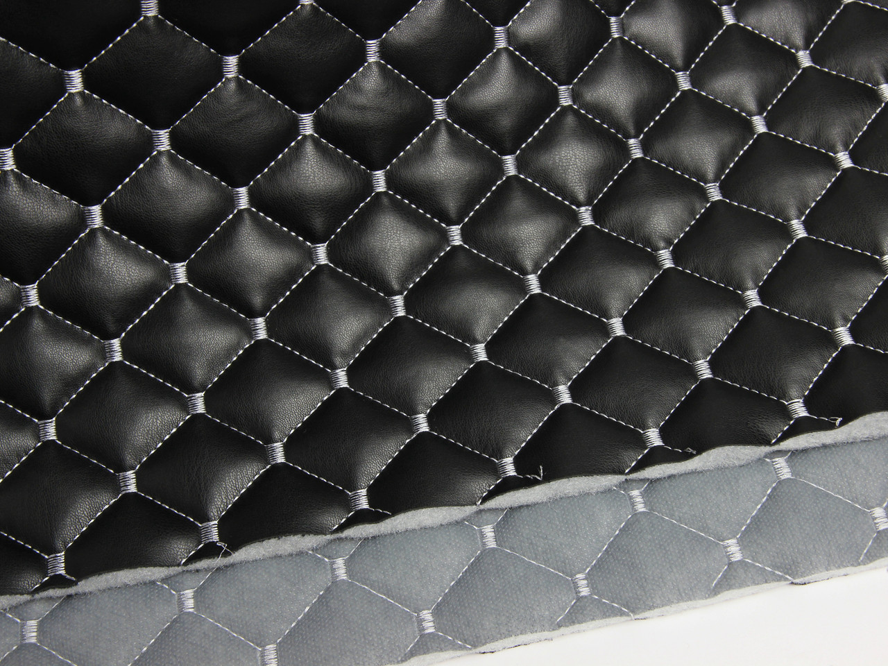 Экокожа стеганная черная «Ромб» (прошитый светло-серой нитью) основа синтепон 7мм, ширина 135см  детальная фотка