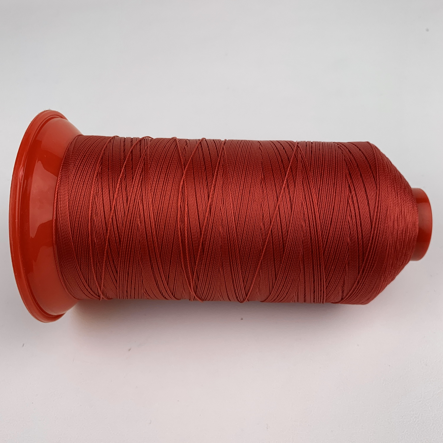 Нить POLYART(ПОЛИАРТ) N20 цвет 1644 красный, для пошив чехлов на автомобильные сидения и руль, 1500м детальная фотка