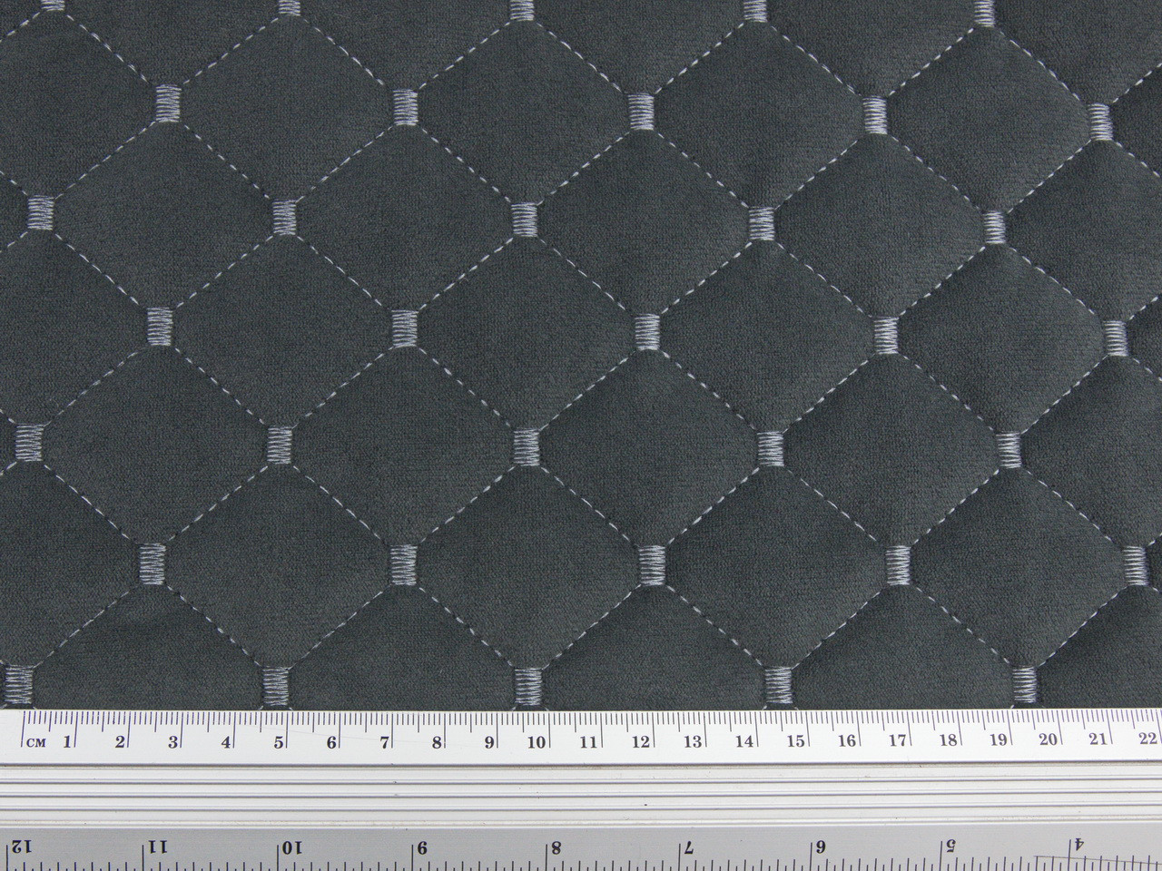 Велюр стёганый серый «Ромб» (прошитый светло-серой нитью) синтепон и флизелин, ширина 1,35м детальная фотка