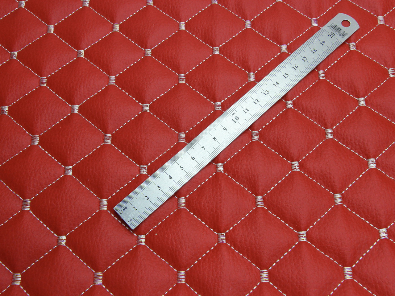 Кожзам стёганый красный «Ромб» (прошитый светло-беживой нитью) дублированный синтепоном и флизелином, ширина 1,35м детальная фотка
