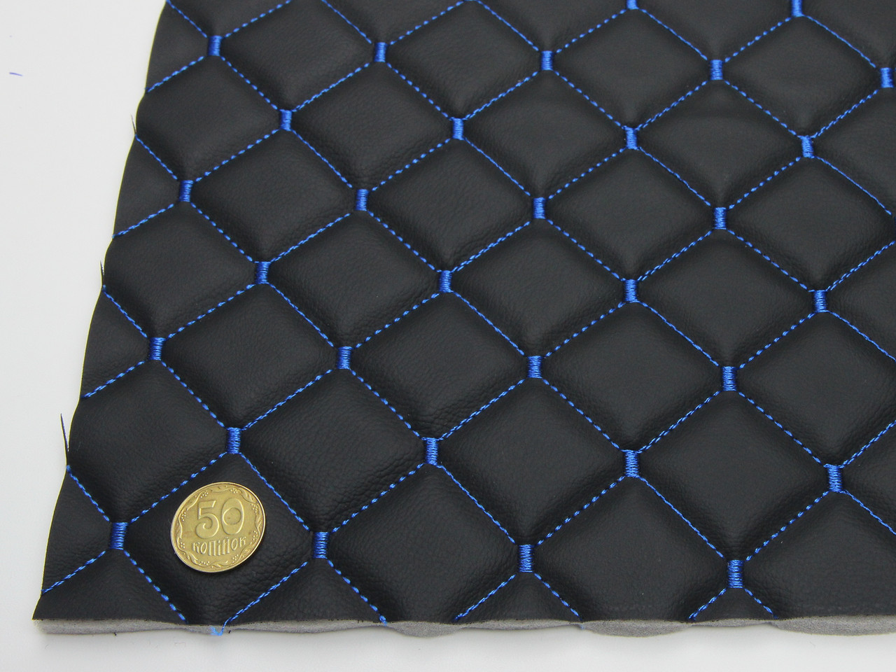 Стёганый кожзам "Ромб черный" с синей ниткой, на поролоне 7мм, шир.1,35м Турция детальная фотка