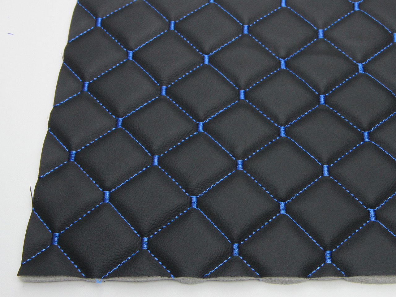 Стёганый кожзам "Ромб черный" с синей ниткой, на поролоне 7мм, шир.1,35м Турция детальная фотка